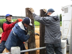 「園名板の支柱をたてます」の画像