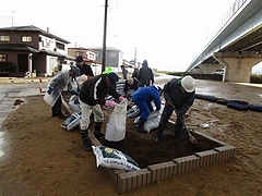 「花壇に土を入れます」の画像