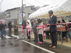 地区住民による公園の竣工式 