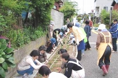 住民による花植え 