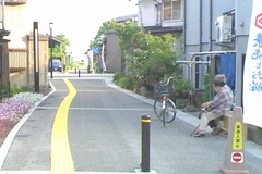 ベンチで休憩する住民 