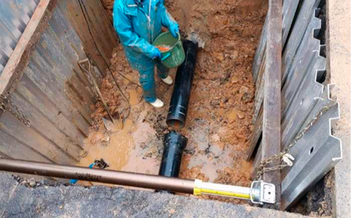 【画像】地震により離脱した耐震化されていない水道管