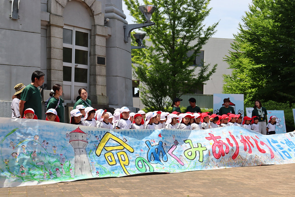 【画像】激励の歌を披露する長生保育園のみなさん