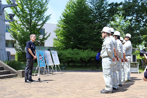 【画像】水道局長から激励の言葉を受ける職員